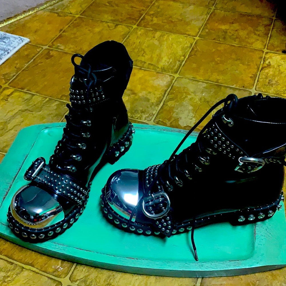 Jeffrey Campbell‘s A rare find never worn beautifully shoes